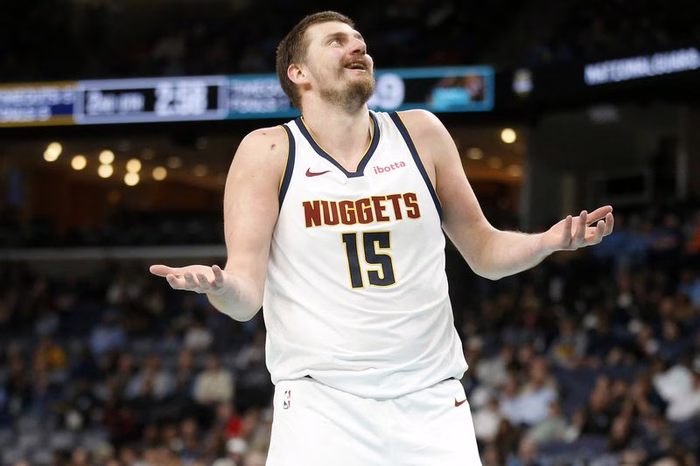 Nikola Jokic obtém "triplo-duplo do mal" com recorde de erros em derrota do Denver Nuggets na NBA
