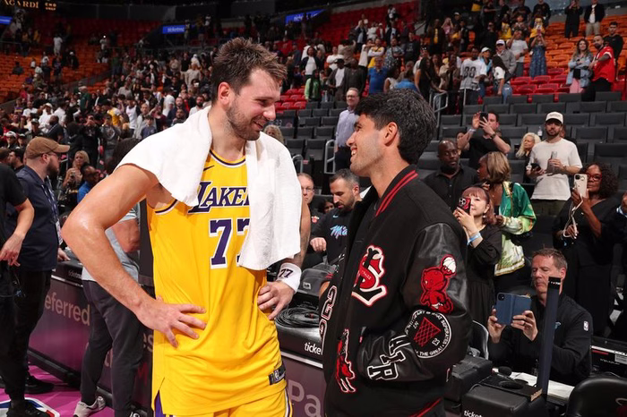 Com Alcaraz presente na torcida, Doncic brilha com 60 pontos contra o Heat e LeBron iguala recorde