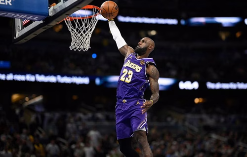 Basketball : Le « King » LeBron James devient recordman de matchs disputés en NBA