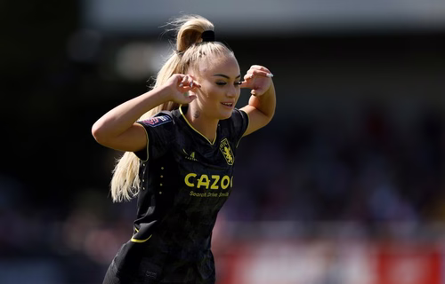 Alisha Lehmann desabafa sobre críticas: "Acham que só treino e faço TikTok"