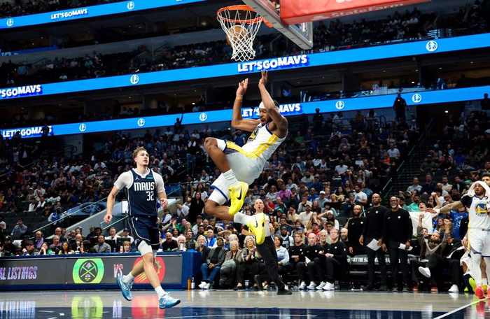 Moses Moody sofre lesão bizarra no joelho e sai de maca na NBA