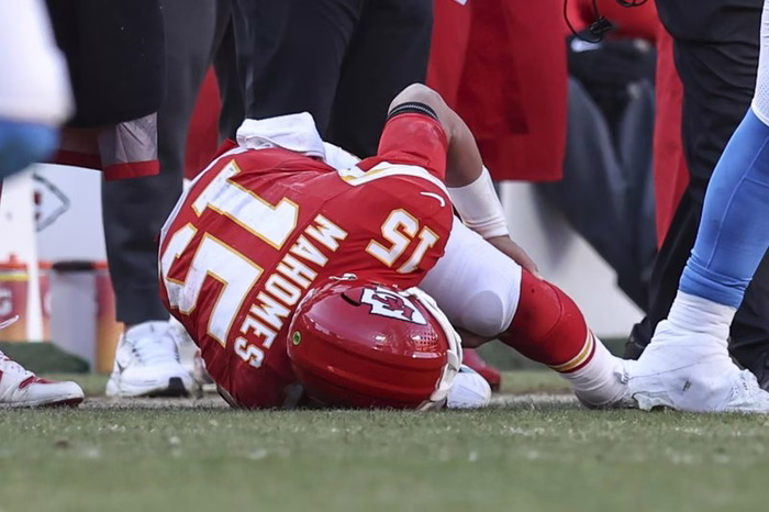 Mahomes surpreende treinando lançamentos 3 meses após lesão no joelho