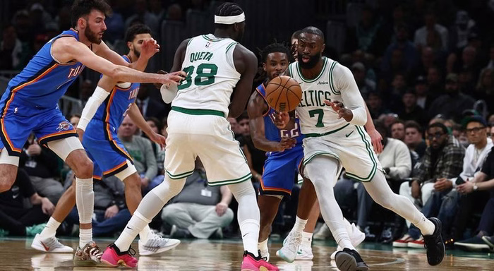 Queta marca 13 pontos na vitória dos Celtics sobre os campeões da NBA