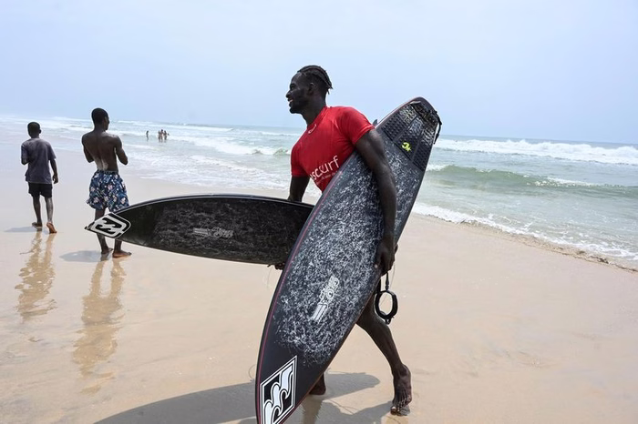« Des touristes paient une fortune pour aller à Bali, alors que les conditions sont comparables ici » : en Côte d’Ivoire, le surf se fraie lentement un chemin