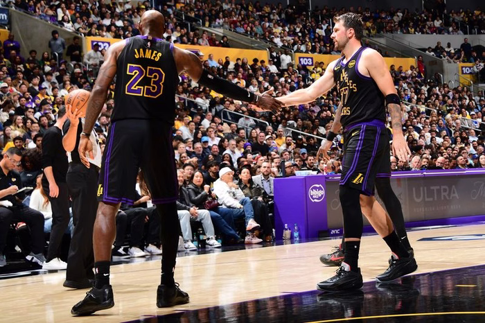 Doncic ultrapassa 15 mil pontos, e LeBron bate novo recorde em vitória dos Lakers sobre o Cavaliers