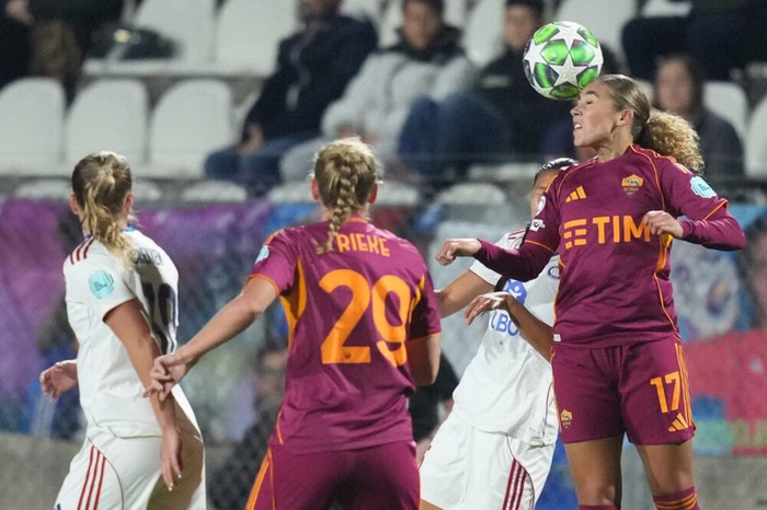 Calcio femminile, la capolista Roma batte il Como con una rimonta spettacolare. Il Milan espugna Sassuolo