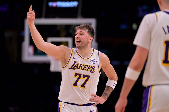 Doncic si ferma per infortunio: stagione regolare finita, Flagg segna 51 punti nella notte Nba – SPORTFACE.IT