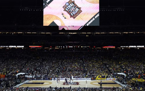 Estádio da NFL é transformado para final do basquete; vídeo