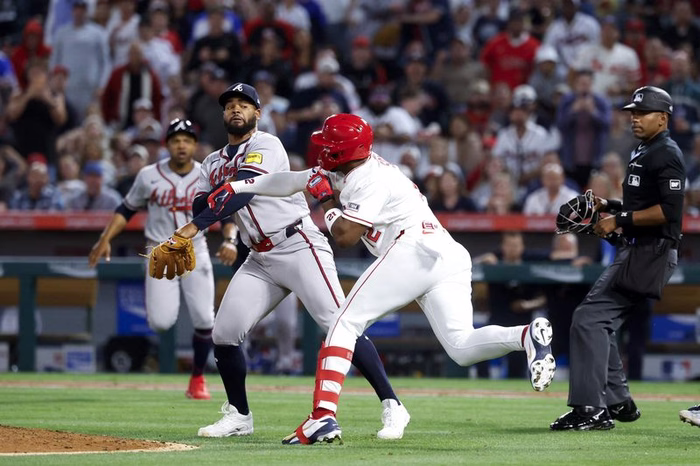 Jogo da MLB tem troca de socos e confusão em campo após arremesso polêmico