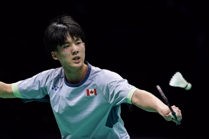 Jogador de badminton arremessa raquete em árbitra; veja