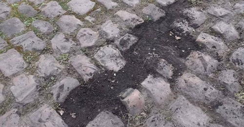 Roubaix : 1m2 de pavés et la pancarte de la trouée d'Arenberg volés juste avant le passage des coureurs