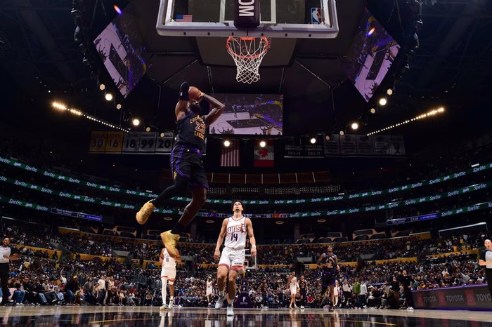 LeBron soma 12 mil assistências e alcança nova marca na NBA