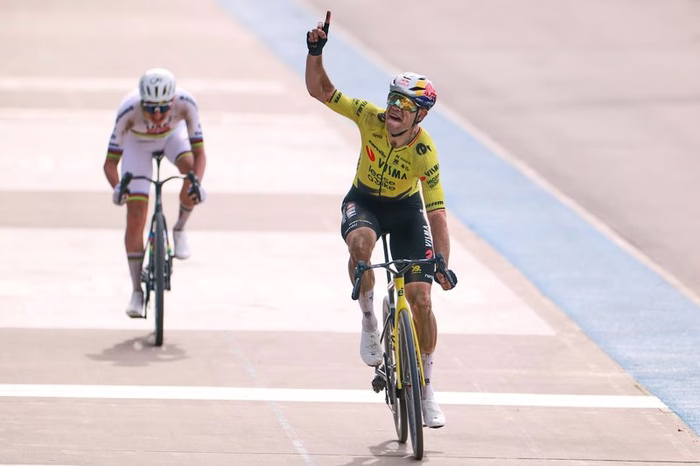 Van Aert le arrebata la París-Roubaix a Pogacar