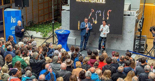 Maillet célébré par 700 fans à l'hôtel de département du Jura