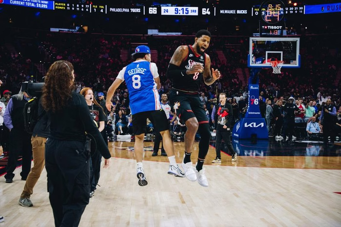 Torcedor dos Sixers faz cesta do meio da quadra e ganha R$ 50 mil