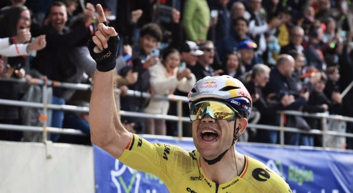 Van Aert superou os azares e Pogacar para conquistar uma emocionante Paris-Roubaix