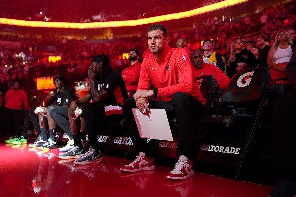 Primeiro técnico brasileiro na NBA, Tiago Splitter estreia no play-in