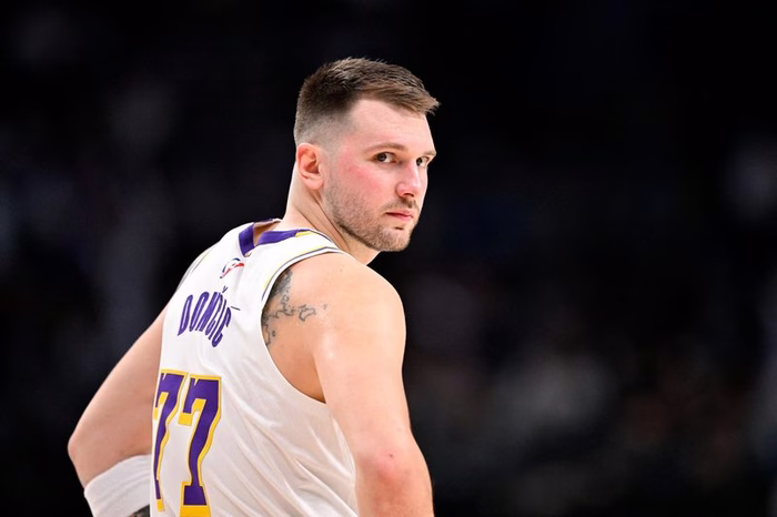 Luka Doncic retorna aos Lakers: astro é dúvida para os Playoffs