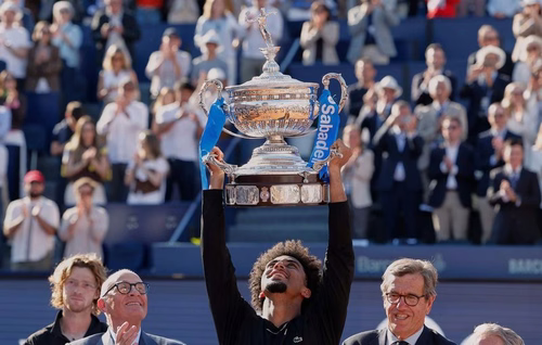 Arthur Fils couronné à Barcelone un mois avant Roland-Garros, elle n’est pas belle la vie ?