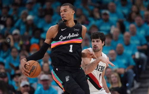 Wembanyama en playoffs : 35 points, une victoire et des débuts réussis pour Wemby et les Spurs contre Portland