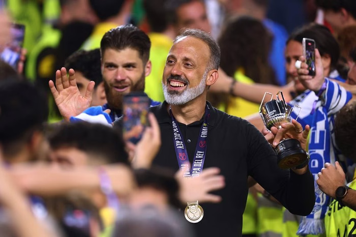 La Real Sociedad vince la Copa del Rey grazie all'arrivo di Matarazzo, ma il presidente rivela: "L'IA mi aveva suggerito di non prenderlo"
