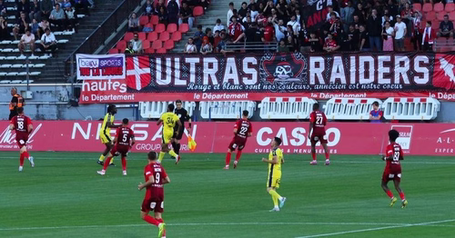 Sur un nuage, Le FC Annecy étrille Pau et s'offre une soirée de gala au Parc des sports