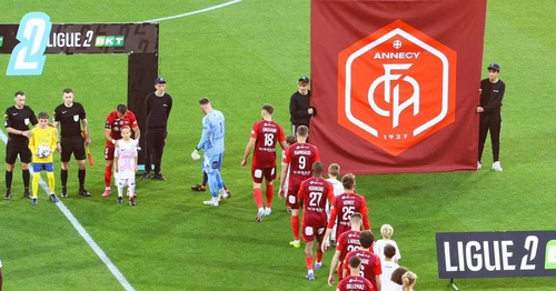 Ligue 2 – Le FC Annecy reçoit Pau, victoire obligatoire pour continuer à rêver des barrages