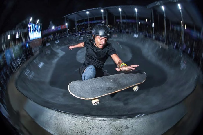 Vini Sardi avalia pista para o paraskate street em Florianópolis