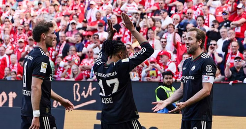 ¡Vaya estreno de campeón! El Bayern Munich levantó tres goles de desventaja y le ganó 4-3 al Mainz