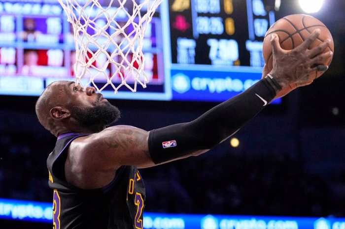 NBA, i risultati della notte (25 aprile): Lakers sul 3-0 al supplementare, vincono anche Celtics e Spurs