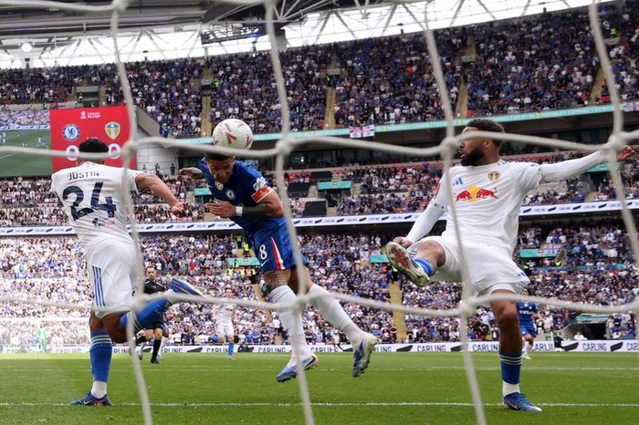 Enzo Fernández luce la cinta de capitán en Chelsea, marca ante Leeds y se acerca a la final de la FA Cup