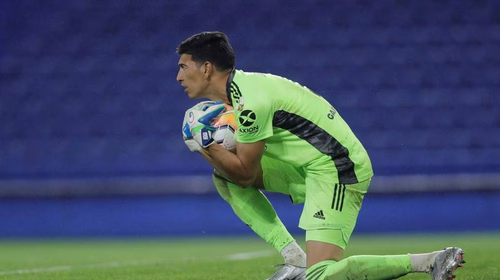 Keeper Andrada schlägt Gegenspieler ins Gesicht
