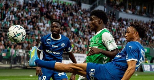 3) : Troyes, dominé en 1ère période, s'impose dans le Chaudron et célèbre sa montée en Ligue 1