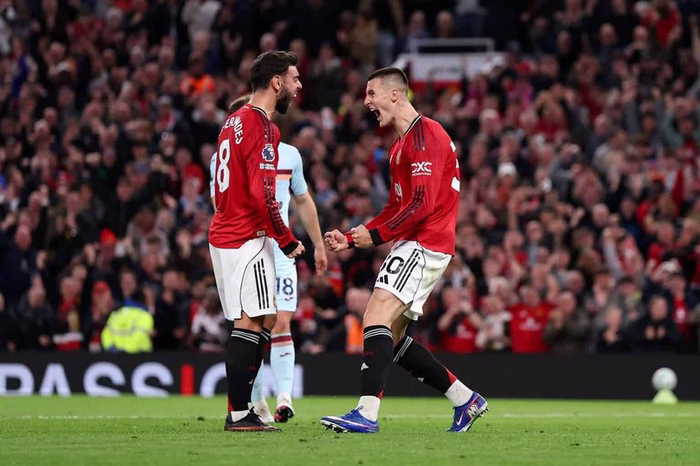 Vorne eiskalt, hinten im Glück: Manchester United bezwingt Brentford!