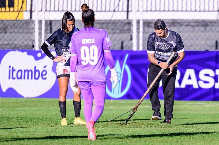 Bolha no gramado em Mixto e Fluminense pelo Feminino; veja vídeo