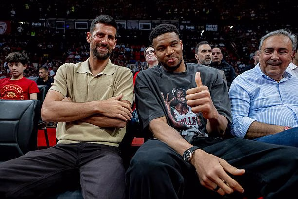Djokovic acompanha jogo de basquete ao lado do grego Antetokounmpo