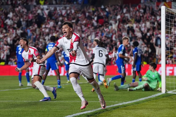 El Rayo pone la primera piedra en Vallecas y se acerca a la final tras superar al Estrasburgo