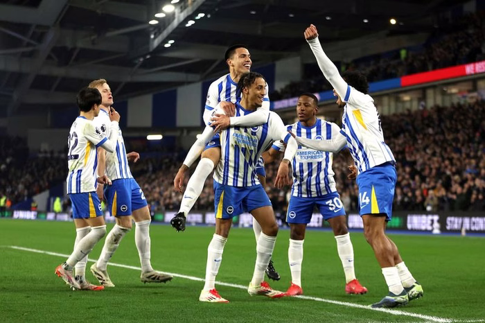 Premier League: el entrenador de Brighton sumó a un luchador de MMA para que ayude al equipo a defender las pelotas detenidas