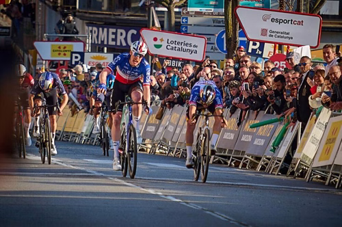 Giro di Romandia 2026: Dorian Godon si impone allo sprint ad Orbe, Pogacar resta leader