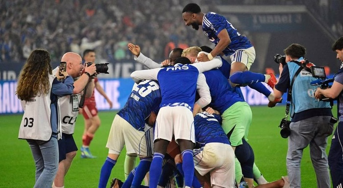 Schalke 04 confirma regresso à Liga alemã três anos depois