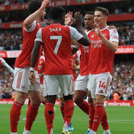 Arsenal domina o Fulham, mantém liderança do Inglês e seca o City