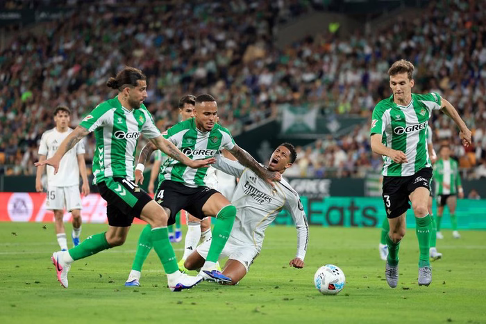 Newcastle vying with Barcelona to sign Real Betis stalwart