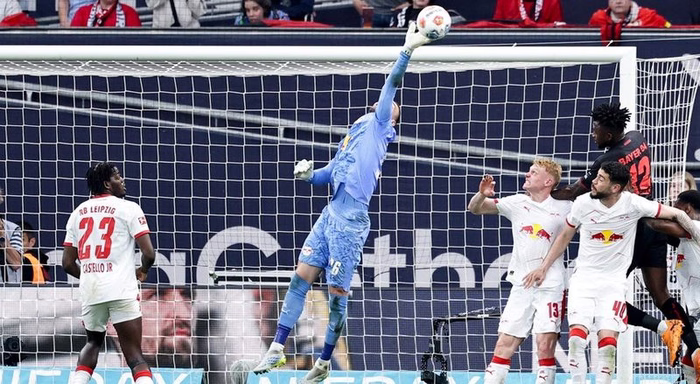 Bayer Leverkusen goleia Leipzig e reacende luta pelo terceiro lugar
