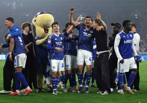 Lo Schalke torna in Bundesliga, decisiva la vittoria contro il Fortuna! Dzeko: "Rinnovo? Prima festeggiamo..."