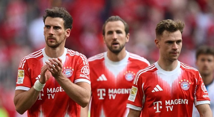 Campeoníssimo Bayern salvo por autogolo tardio frente ao lanterna-vermelha