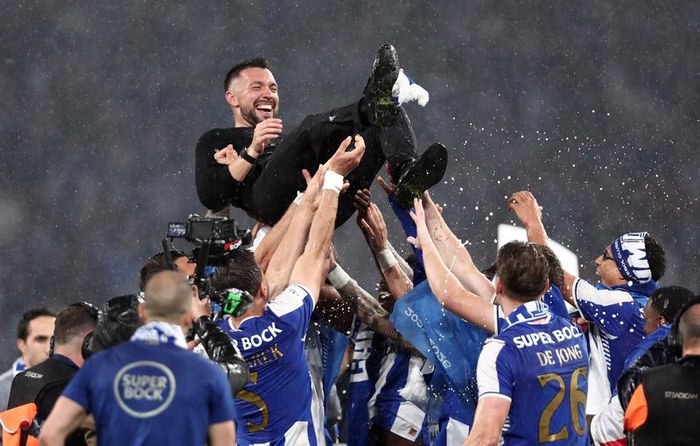 Football : Le FC Porto rafle son 31e titre de champion du Portugal, Mourinho applaudit