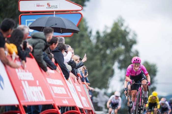 La Vuelta se estrena con esprint, triunfo suizo y Paula Blasi muy atenta