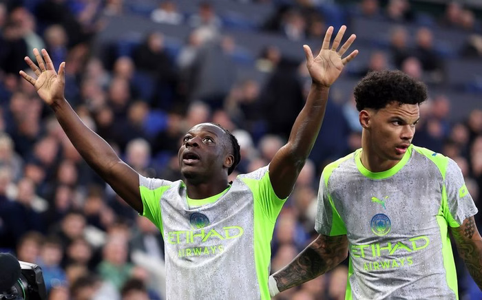 Manchester City da HORROR salvato da Doku: l'Arsenal allunga