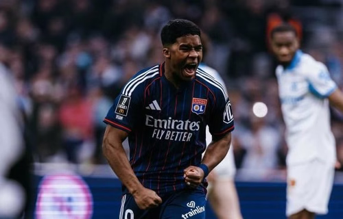 Endrick marca em vitória do Lyon e ensina "passinho do Jamal" para repórter; veja vídeo