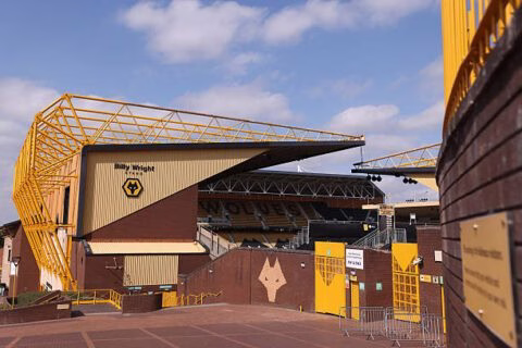 Molineux, detriti dal tetto in Wolves